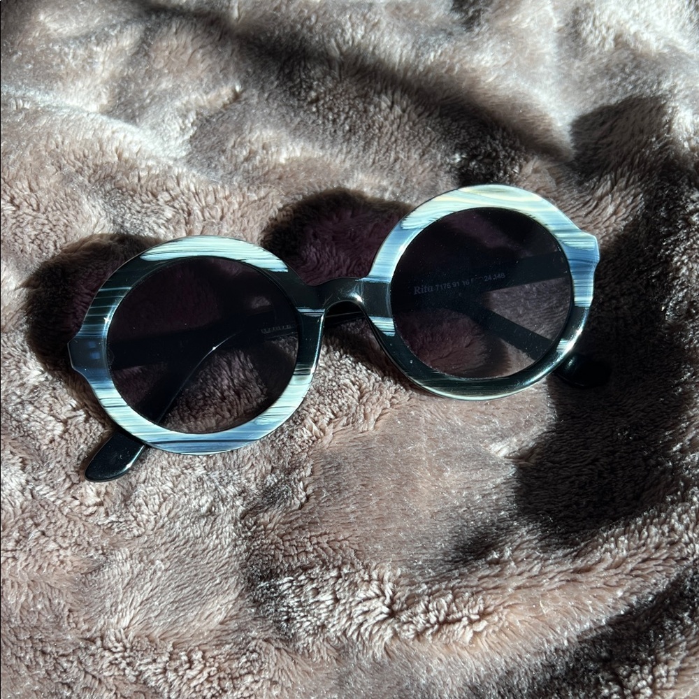 Livo Solar "Rita" Sunglasses in Chic Black and Crem